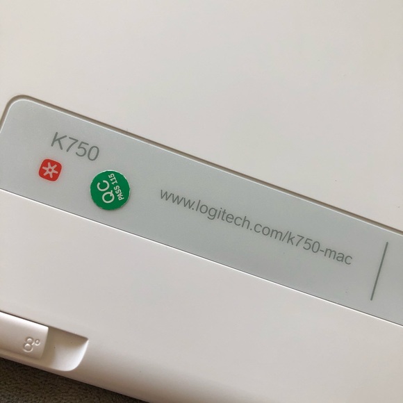 Logitech K750 Wireless Solar Keyboard for Mac - Picture 4 of 4